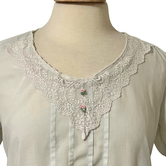 Vintage Henson Kickernick Lace Collared Nightgown with Lace Pockets and Pintuck. - Picture 5 of 9